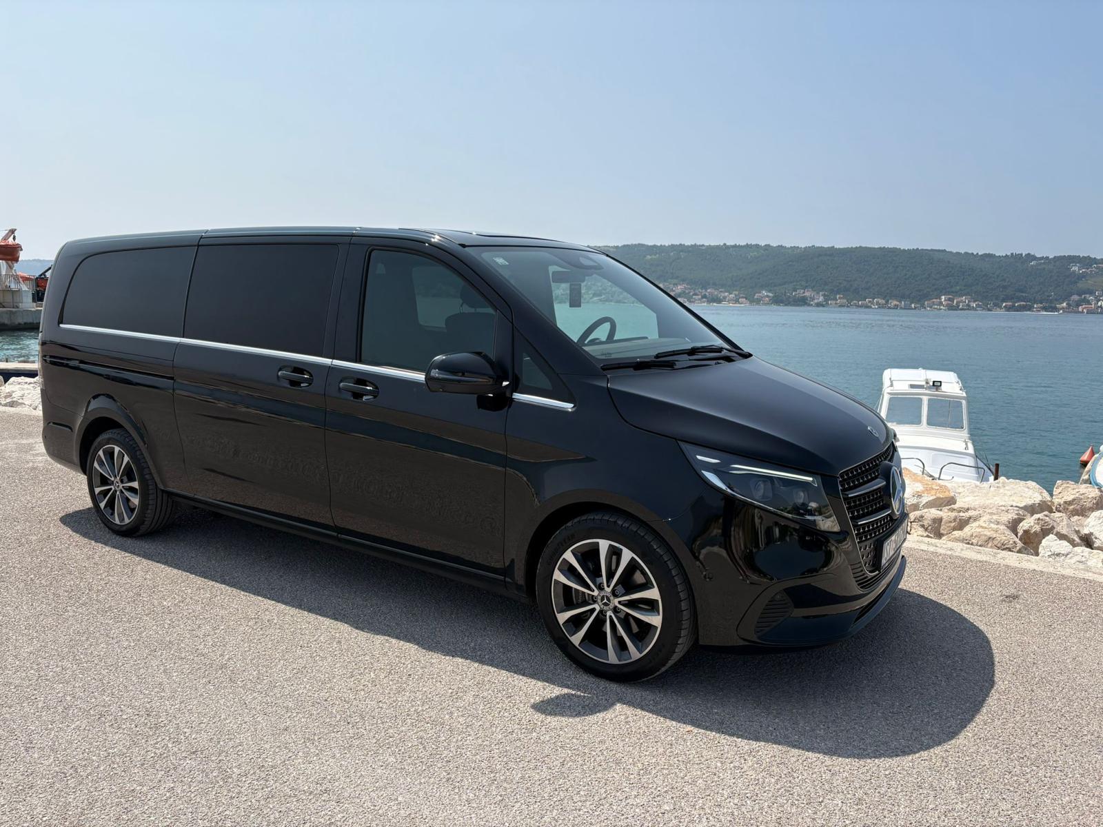 Mercedes V-klasa uz more
